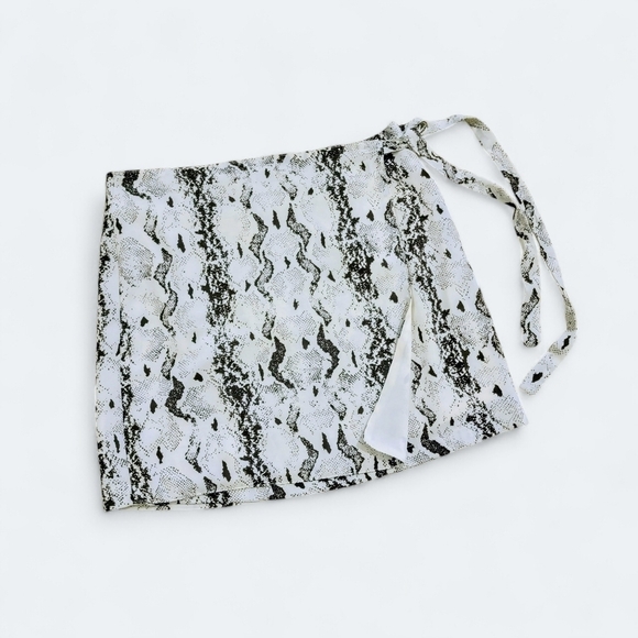 C'isa Snake Print Partial Wrap Skirt with tie Size Large - Picture 14 of 14